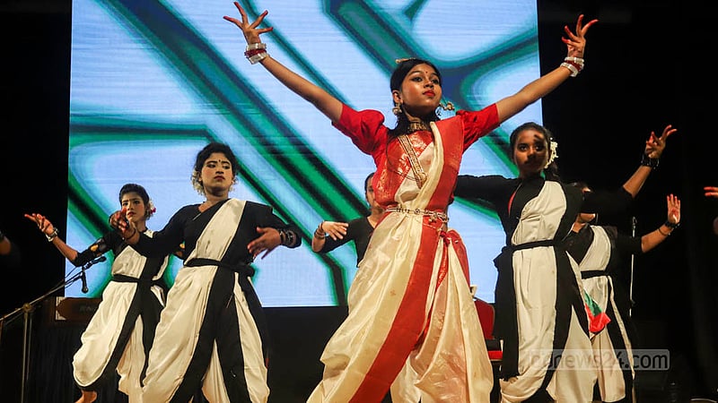 স্থপতি মোবাশ্বের হোসেনের স্মরণে সোমবার ঢাকার আগারগাঁওয়ে মুক্তিযুদ্ধ জাদুঘর মিলনায়তনে নৃত্য পরিবেশন করে স্কুল শিক্ষার্থীরা।