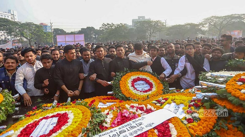 শহীদ বুদ্ধিজীবী দিবস উপলক্ষে বৃহস্পতিবার সকালে রায়েরবাজার বধ্যভূমি স্মৃতিসৌধে জাতির শ্রেষ্ঠ সন্তানদের শ্রদ্ধা জানান ছাত্রলীগ নেতারা।