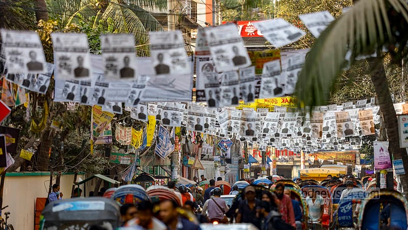 রাস্তা দিয়ে হেঁটে গেলে যতদূর চোখ যায় মাথার উপর ঝুলতে দেখা যায় পোস্টার। নির্বাচনে ভোটারের দৃষ্টি কাড়তে প্রার্থীরা যে যেভাবে পেরেছেন ঝুলিয়েছেন পোস্টার।