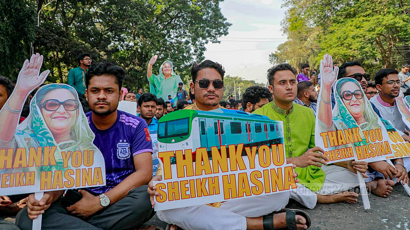 ঢাকা বিশ্ববিদ্যালয়ে মেট্রোরেল স্টেশনের চালুর আগে শনিবার প্রধানমন্ত্রী শেখ হাসিনাকে ধন্যবাদ জানিয়ে প্ল্যাকার্ড হাতে শিক্ষার্থীরা।