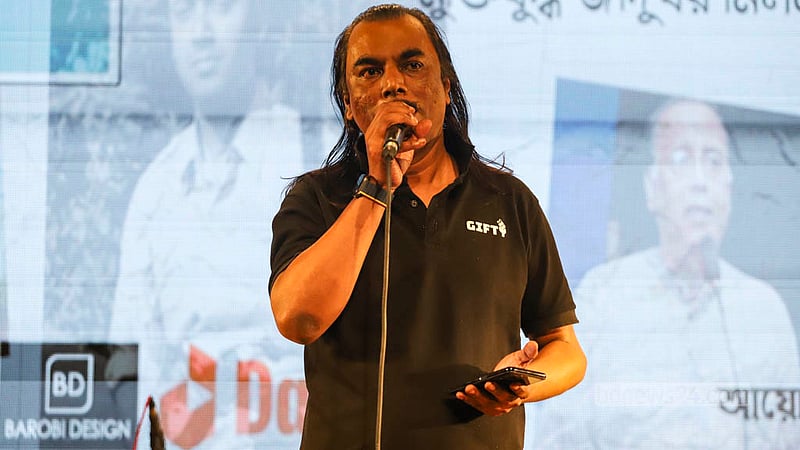 স্থপতি মোবাশ্বের হোসেনের স্মরণে সোমবার ঢাকার আগারগাঁওয়ে মুক্তিযুদ্ধ জাদুঘর মিলনায়তনে কবিতা অবৃত্তি করেন শিমুল মুস্তাফা।