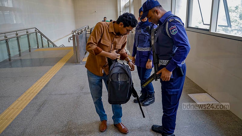 কারওয়ান বাজার মেট্রোরেল স্টেশনে রোববার যাত্রীদের ব্যাগ তল্লাশি করছে এমআরটি পুলিশ।
