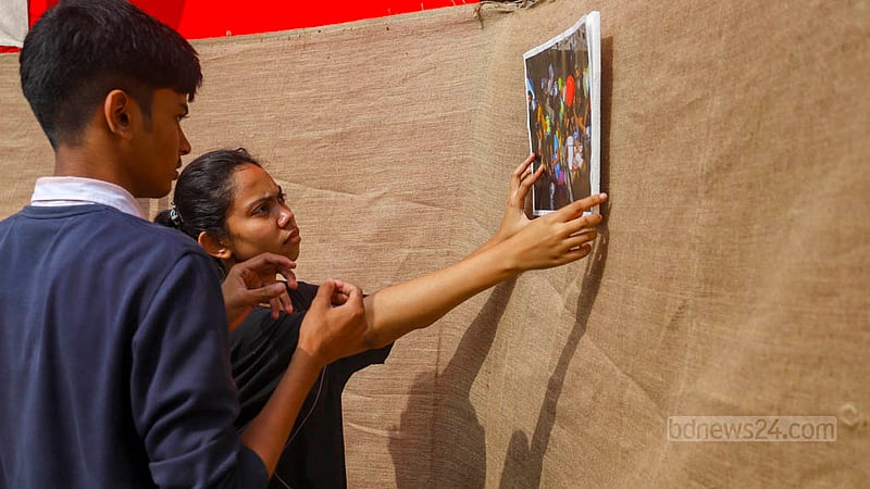ইসরায়েলের আগ্রাসন থেকে ফিলিস্তিনিদের মুক্তির দাবিতে ঢাকা বিশ্ববিদ্যালয়ের টিএসসি এলাকায় মঙ্গলবার দুপুরে প্রতিবাদী চিত্রপ্রদর্শনী গোছানোর কাজ করছেন চারুকলা অনুষদের শিক্ষার্থীরা।&amp;nbsp;ছবি: তাওহীদুজ্জামান তপু