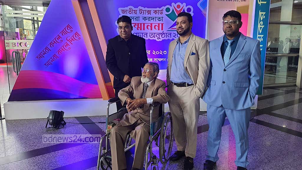 হুইল চেয়ারে এসে গর্বের সম্মাননা নিলেন কাউছ মিয়া