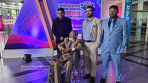 হুইল চেয়ারে এসে গর্বের সম্মাননা নিলেন কাউছ মিয়া