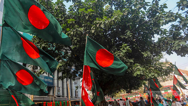 বিজয় দিবসকে সামনে রেখে ঢাকার গুলিস্তানে সড়কের পাশে জাতীয় পতাকা সাজিয়ে রেখেছেন বিক্রেতারা।