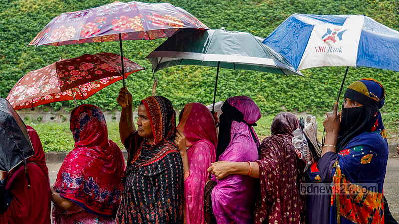 ঢাকার হাতিরঝিলের মধুবাগ অংশে বৃহস্পতিবার বৃষ্টির মধ্যে টিসিবির ট্রাক থেকে পণ্য কেনার জন্য যারা লাইনে অপেক্ষায় ছিলেন, তাদের বেশিরভাগই নারী।