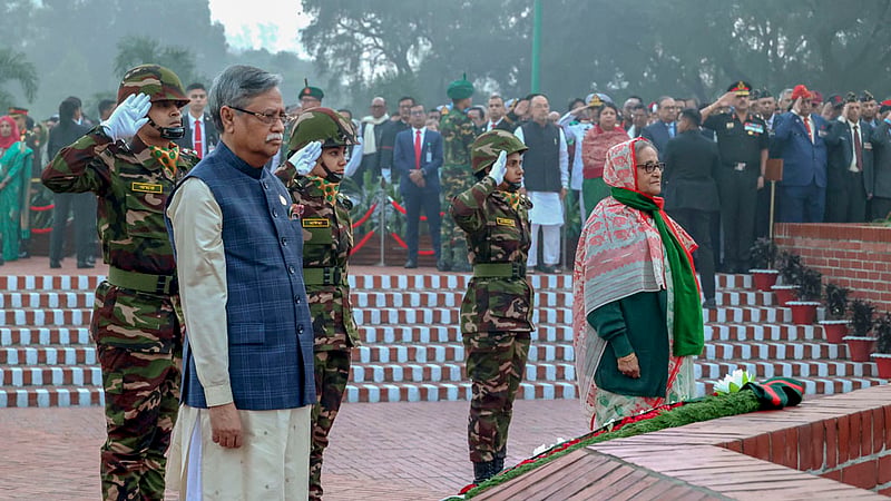 বিজয় দিবসে শনিবার সকালে সাভারে জাতীয় স্মৃতিসৌধে শ্রদ্ধা জানান রাষ্ট্রপতি মো. সাহাবুদ্দিন ও প্রধানমন্ত্রী শেখ হাসিনা।