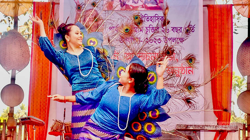 পার্বত্য চট্টগ্রাম চুক্তির বর্ষপূর্তি উদযাপনে শনিবার সাংস্কৃতিক অনুষ্ঠানে নৃত্য পরিবেশন করেন শিল্পীরা।&amp;nbsp;ছবি: সমির মল্লিক