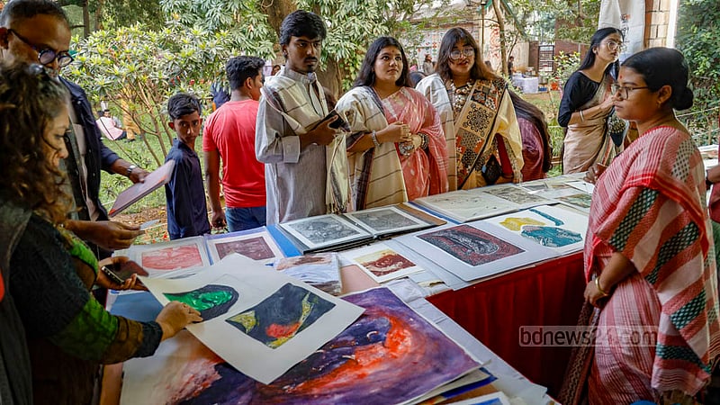 জয়নুল উৎসবে বিভিন্ন শিল্পকর্মের পসরা সাজিয়ে বসেছেন চারুকলার শিক্ষার্থীরা।