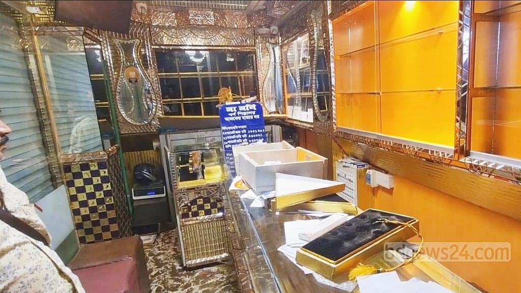 নোয়াখালীতে বাজারের প্রহরীকে হত্যা করে ‘বিপুল’ স্বর্ণ লুট