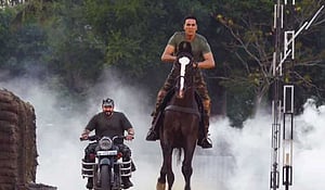 অক্ষয়কে কেন বাইক নিয়ে তাড়া করেছেন সঞ্জয়?