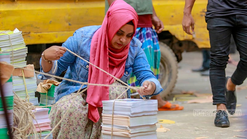 ঢাকার উত্তর খানের মৈনারটেক সরকারি প্রাথমিক বিদ্যালয়ে থেকে নতুন বই নিতে মহাখালী এসেছেন এই শিক্ষক। বিদ্যালয়ের ১২০০ জন শিক্ষার্থীর জন্য তিনি নিয়ে যাবেন নতুন বই।