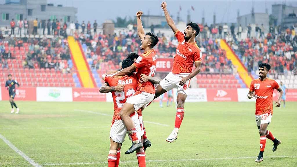 আবাহনীকে উড়িয়ে ফাইনালে বসুন্ধরা কিংস