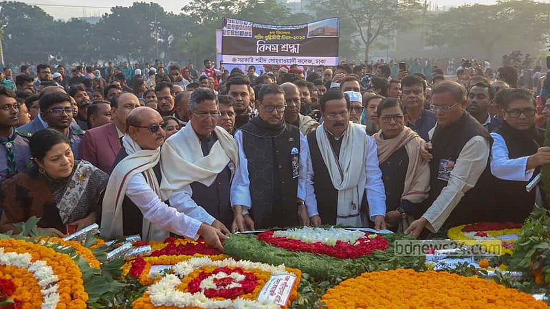 শহীদ বুদ্ধিজীবী দিবস উপলক্ষে বৃহস্পতিবার সকালে রায়েরবাজার বধ্যভূমি স্মৃতিসৌধে জাতির শ্রেষ্ঠ সন্তানদের শ্রদ্ধা জানান আওয়ামী লীগ নেতারা।