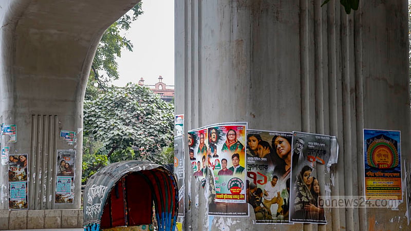 সুপ্রিম কোর্টের সামনে থেকে সারি সারি মেট্রোরেলের পিলারগুলো যেন পোস্টার প্রদর্শনীর স্থান হয়ে উঠেছে।