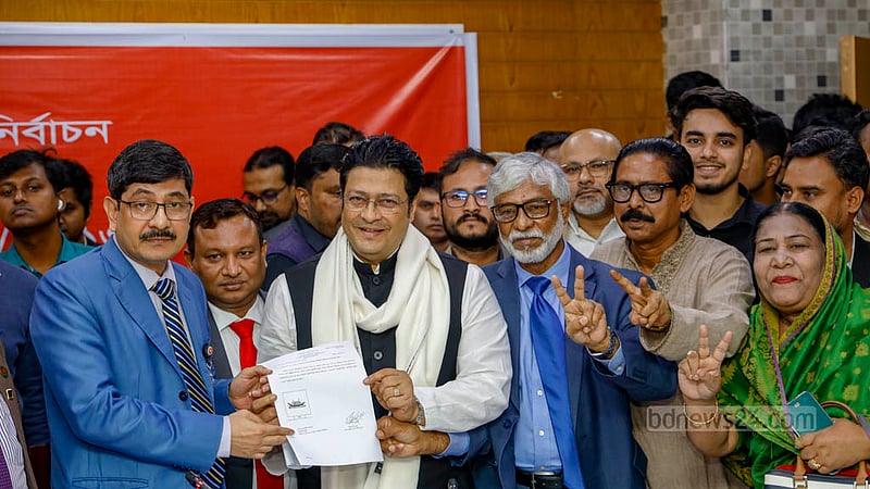 দ্বাদশ সংসদ নির্বাচনে ঢাকা-১০ আসনে আওয়ামী লীগের প্রার্থী চিত্রনায়ক ফেরদৌস আহমেদ সোমবার দুপুরে সেগুনবাগিচায় রিটার্নিং কর্মকর্তার কাছ থেকে প্রতীক বুঝে নেন।