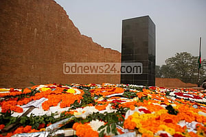 সর্বজনশ্রদ্ধেয় বুদ্ধিজীবী কোথায়?
