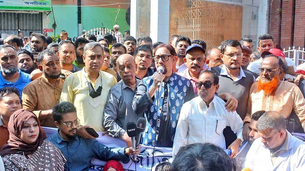 অবরোধে ‘অন্তরালে’, মানববন্ধনে সামনে চট্টগ্রামের শাহাদাত