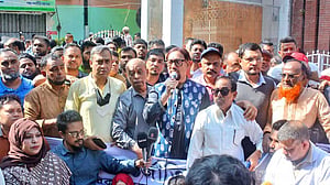 অবরোধে ‘অন্তরালে’, মানববন্ধনে সামনে চট্টগ্রামের শাহাদাত
