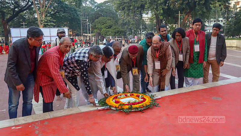 কেন্দ্রীয় শহীদ মিনারে মঙ্গলবার বিকালে শহীদদের প্রতি শ্রদ্ধা নিবেদন করেন সম্মিলিত সাংস্কৃতিক জোটের অতিথিরা।