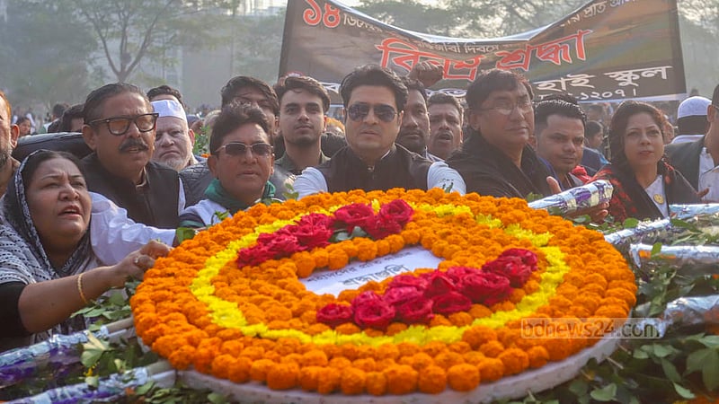 শহীদ বুদ্ধিজীবী দিবসে বৃহস্পতিবার সকালে রায়েরবাজার বধ্যভূমি স্মৃতিসৌধে শ্রদ্ধা জানায় সর্বস্তরের মানুষ।