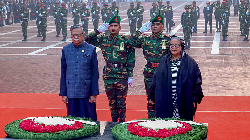 রাষ্ট্রপতি মো. সাহাবুদ্দিন ও প্রধানমন্ত্রী শেখ হাসিনা বৃহস্পতিবার সকালে মিরপুর শহীদ বুদ্ধিজীবী স্মৃতিসৌধে শ্রদ্ধা নিবেদন করেন।