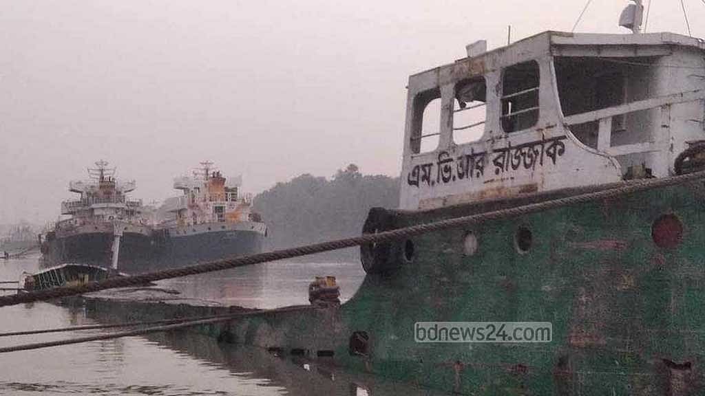 যশোরের নওয়াপাড়া নৌবন্দরে কয়লা বোঝাই জাহাজ ডুবি