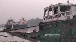 যশোরের নওয়াপাড়া নৌবন্দরে কয়লা বোঝাই জাহাজ ডুবি