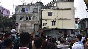 হেলে পড়া ভবনটি ‘ঝুঁকিপূর্ণ নয়’, সরানো হয়নি বাসিন্দাদের