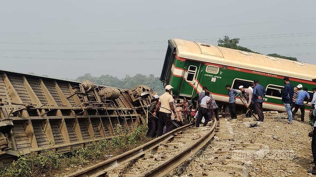 গাজীপুরে দুর্ঘটনা: বিকল্প পথে চলছে ট্রেন, ৩টির যাত্রা বাতিল
