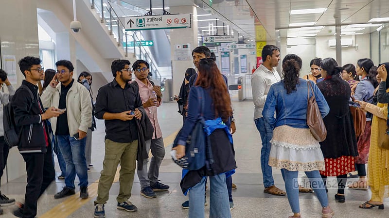 ঢাকা বিশ্ববিদ্যালয়ে বুধবার মেট্রোরেলের টিএসসি স্টেশন খোলার পর স্টেশনের ভিতের দেখে মিলল শিক্ষার্থীদের।