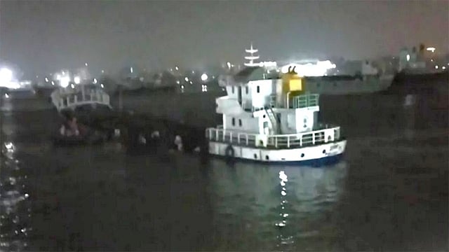চট্টগ্রামে সারবোঝাই লাইটার জাহাজ ডুবি, একজন নিখোঁজ
