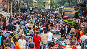 হকারদের দখলে সড়ক ও ফুটপাত
