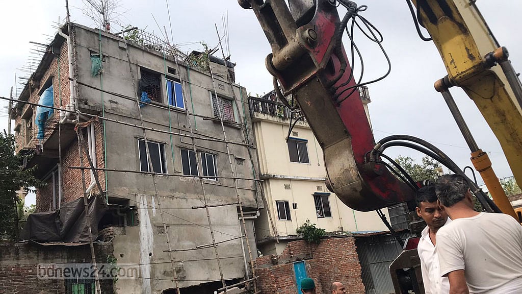 চট্টগ্রামে হেলে পড়েছে তিন তলা ভবন