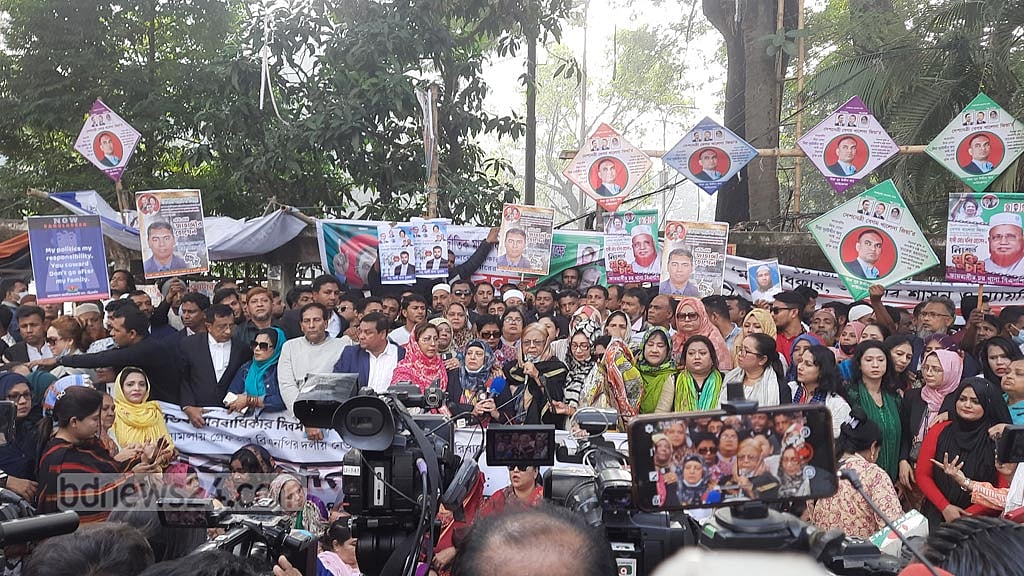 দোকান বন্ধ রাখুন, বিয়ের পার্টিও ছোট করুন: বিএনপির মানববন্ধনে ডাক