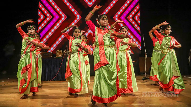 স্থপতি মোবাশ্বের হোসেনের স্মরণে সোমবার ঢাকার আগারগাঁওয়ে মুক্তিযুদ্ধ জাদুঘর মিলনায়তনে নৃত্য পরিবেশন করে স্কুল শিক্ষার্থীরা।