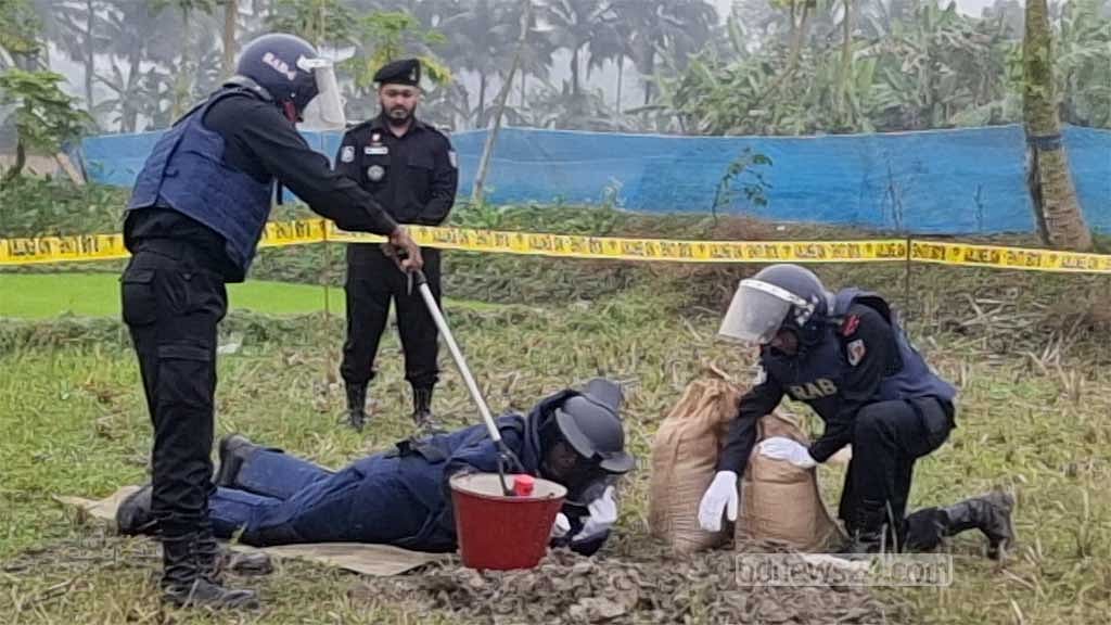 বাগেরহাটে অস্ত্র-গুলিসহ ১৩ হাতবোমা উদ্ধার, করা হল নিষ্ক্রিয়