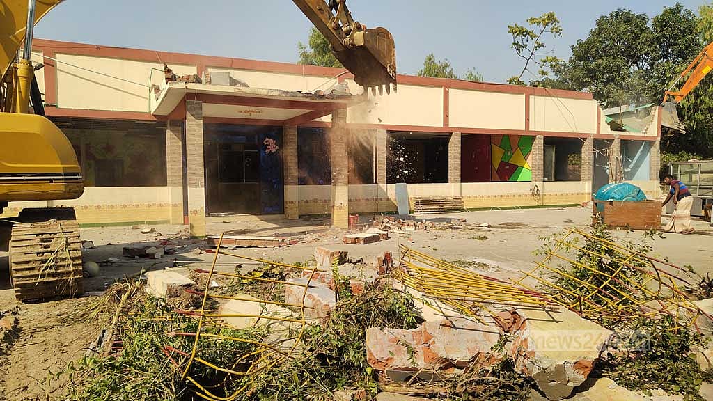 লালমনিরহাটে পাউবোর জমিতে এমপির পিএসের রেস্তোরাঁ অবশেষে উচ্ছেদ