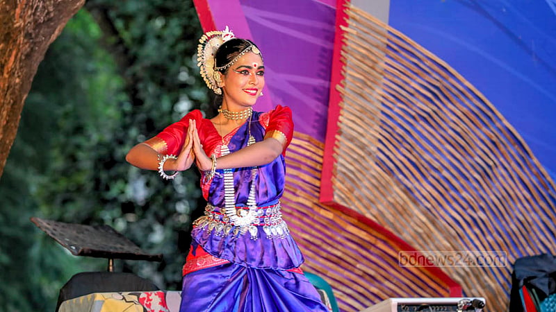 চারুকলা অনুষদে আয়োজিত জয়নুল উৎসবের প্রথম দিন শুক্রবার বিকালে বকুলতলায় ছিল সাংস্কৃতিক অনুষ্ঠান।