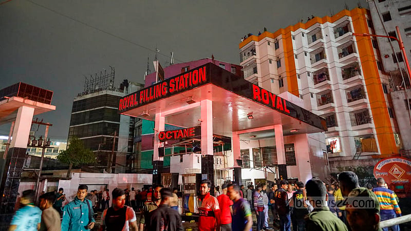 মহাখালীর রয়েল ফিলিং স্টেশনে বুধবার রাতে গ্যাস সিলিন্ডার বিস্ফোরণের পর আগুন ধরে গেলে সড়কের ওপারে উৎসুক মানুষের ভিড় জমে যায়।