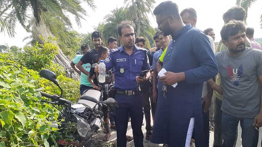 চুয়াডাঙ্গায় নিয়ন্ত্রণ হারিয়ে বিদ্যুতের খুঁটিতে ধাক্কায় প্রাণ গেল বাইক চালকের