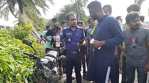 চুয়াডাঙ্গায় নিয়ন্ত্রণ হারিয়ে বিদ্যুতের খুঁটিতে ধাক্কায় প্রাণ গেল বাইক চালকের