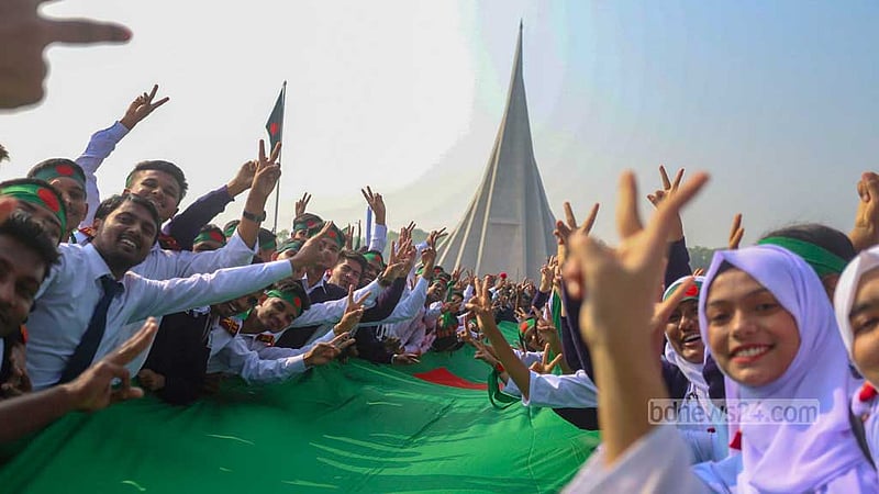 বিজয় দিবসে শনিবার সকালে সাভারের জাতীয় স্মৃতিসৌধে শ্রদ্ধা জানাতে আসে শিক্ষার্থীরাও।