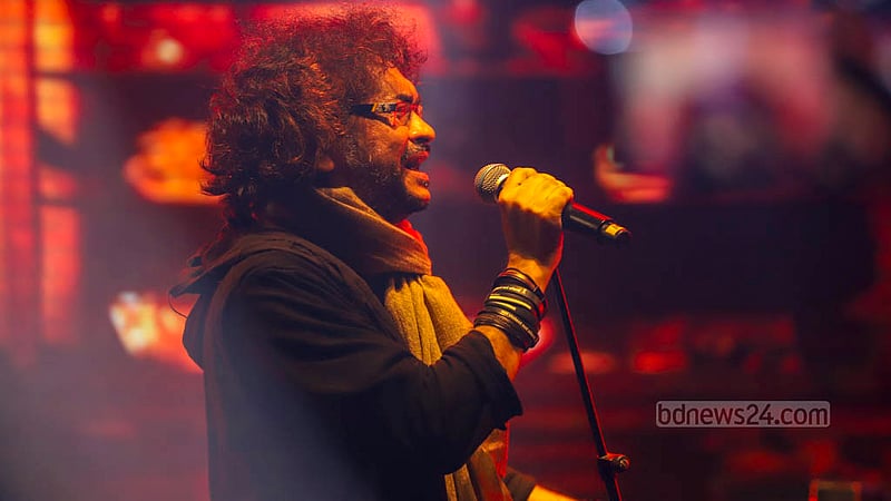 ঢাকা বিশ্ববিদ্যালয়ের নবীন শিক্ষার্থীদের বরণে ছাত্রলীগ আয়োজিত কনসার্টে মঞ্চ মাতান কলকাতা থেকে আসা&amp;nbsp;গানের দল ফসিলস।&amp;nbsp;ছবি: তাওহীদুজ্জামান তপু