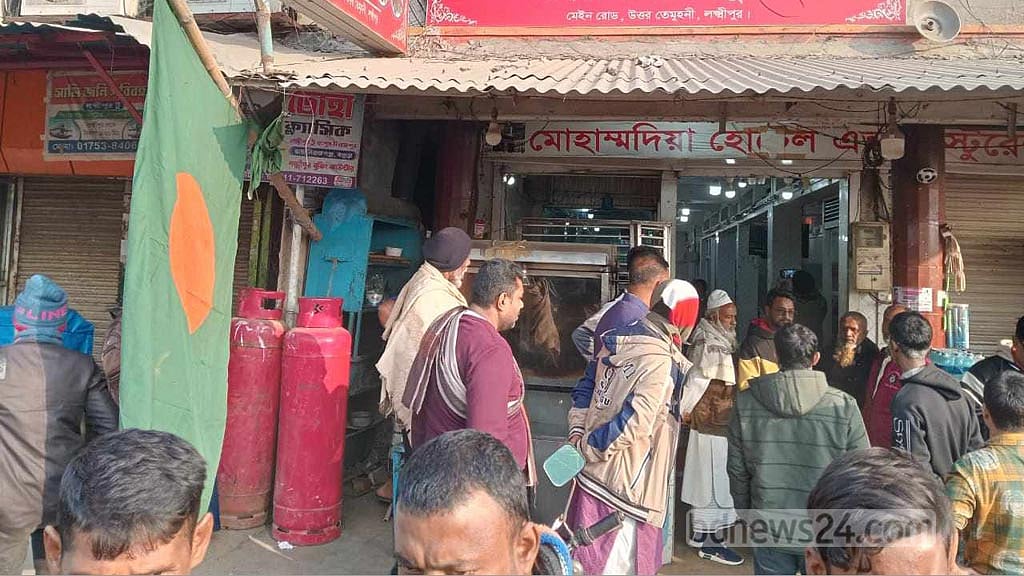 পতাকা অবমাননার প্রতিবাদ করায় ২ তহশিলদারকে মারধর, আটক ১২