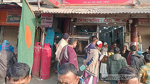 পতাকা অবমাননার প্রতিবাদ করায় ২ তহশিলদারকে মারধর, আটক ১২