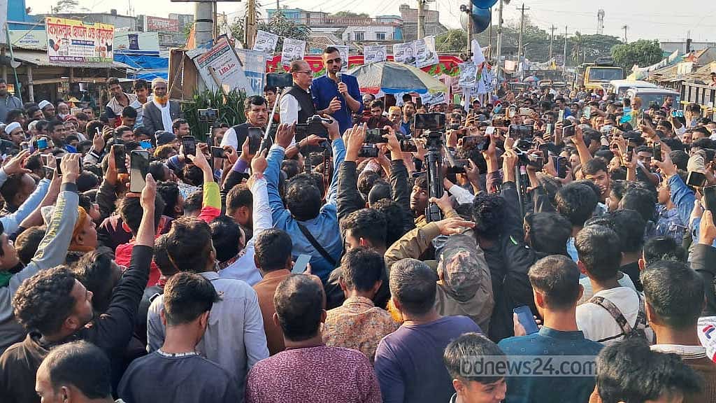 ফরিদপুরে গিয়ে আব্দুর রহমানের জন্য ভোট চাইলেন মাশরাফি