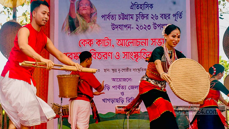 পার্বত্য চট্টগ্রাম চুক্তির বর্ষপূর্তি উদযাপনে শনিবার সাংস্কৃতিক অনুষ্ঠানে নৃত্য পরিবেশন করেন শিল্পীরা।&amp;nbsp;ছবি: সমির মল্লিক
