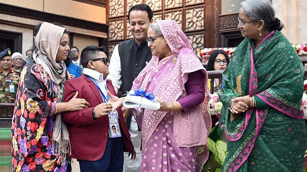 বিশ্বের নামি প্রতিষ্ঠান যেভাবে শিক্ষা দেয়, তাই করতে চাই: প্রধানমন্ত্রী